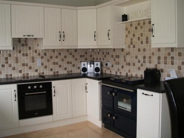 After the makeover of Veronica's kitchen by Kitchen Makeover, Ireland.  The old cooker hood has been replaced with a neat overmantle